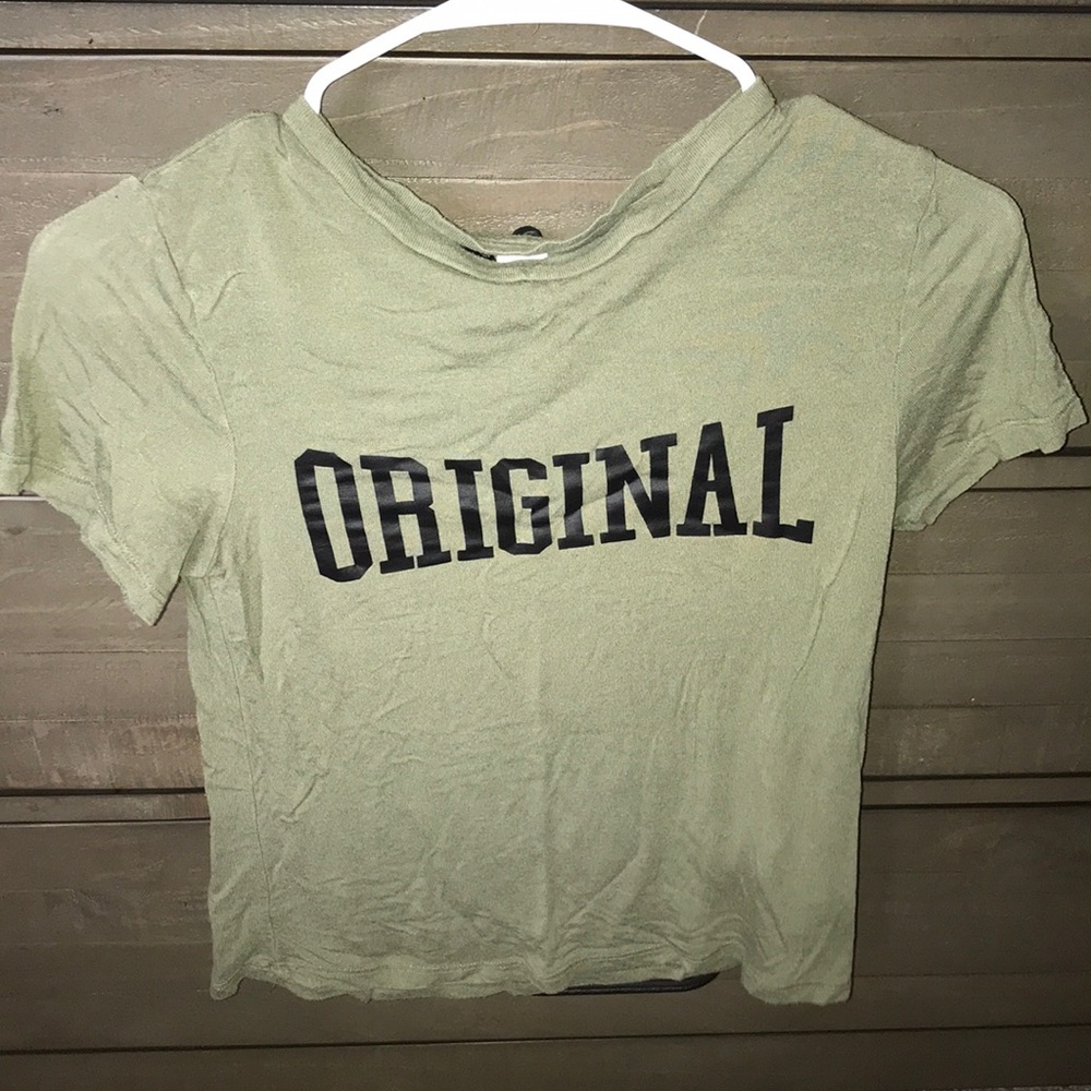 A basic tee - Picture 1 of 2